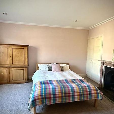 Large Georgian House In Heart Of Exeterヴィラ エクステリア 写真