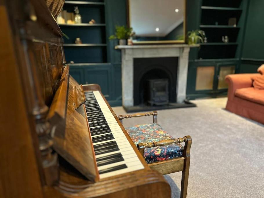 Large Georgian House In Heart Of Exeterヴィラ エクステリア 写真