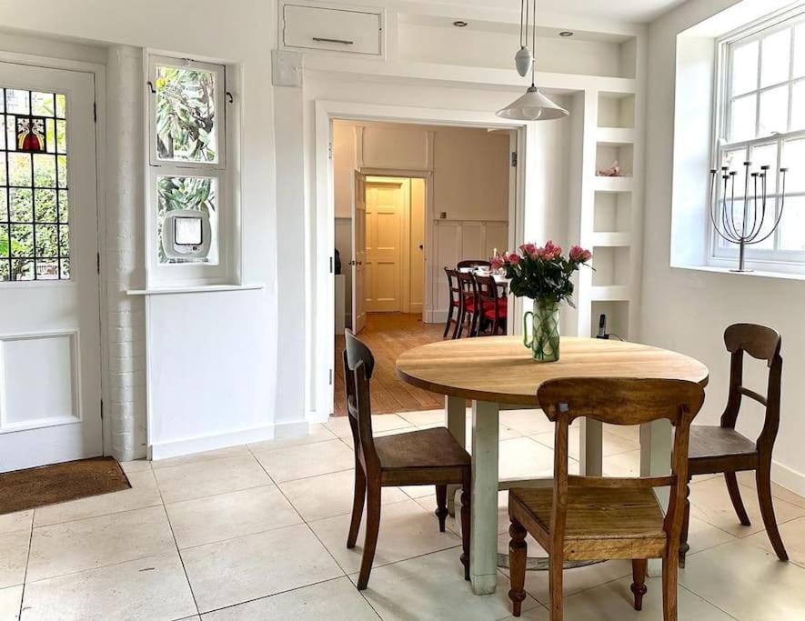 Large Georgian House In Heart Of Exeterヴィラ エクステリア 写真