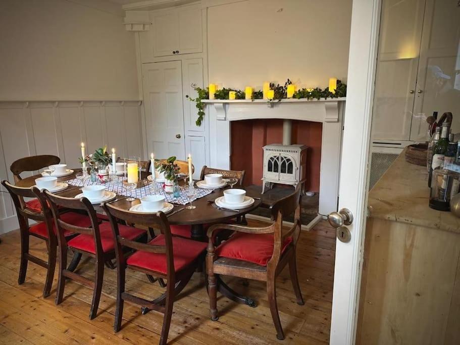 Large Georgian House In Heart Of Exeterヴィラ エクステリア 写真