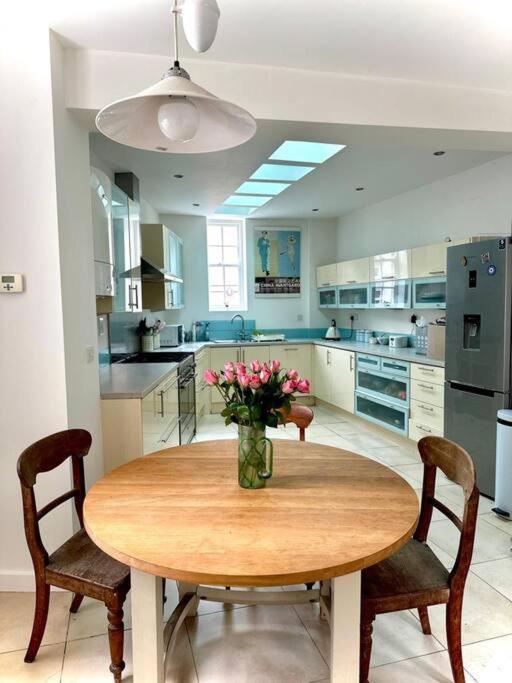 Large Georgian House In Heart Of Exeterヴィラ エクステリア 写真