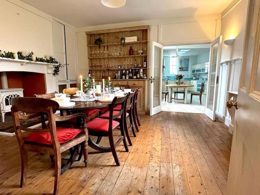 Large Georgian House In Heart Of Exeterヴィラ エクステリア 写真