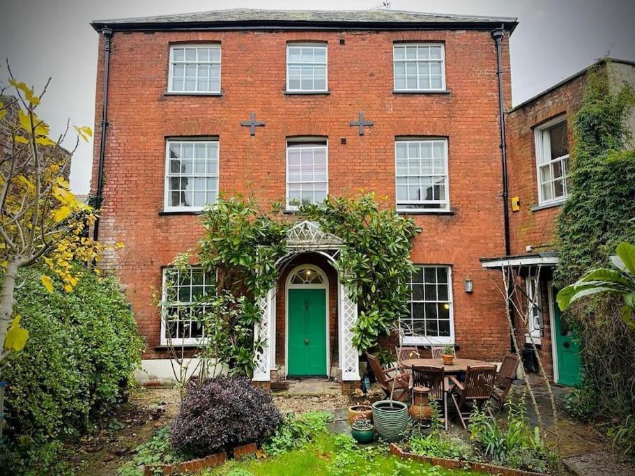 Large Georgian House In Heart Of Exeterヴィラ エクステリア 写真
